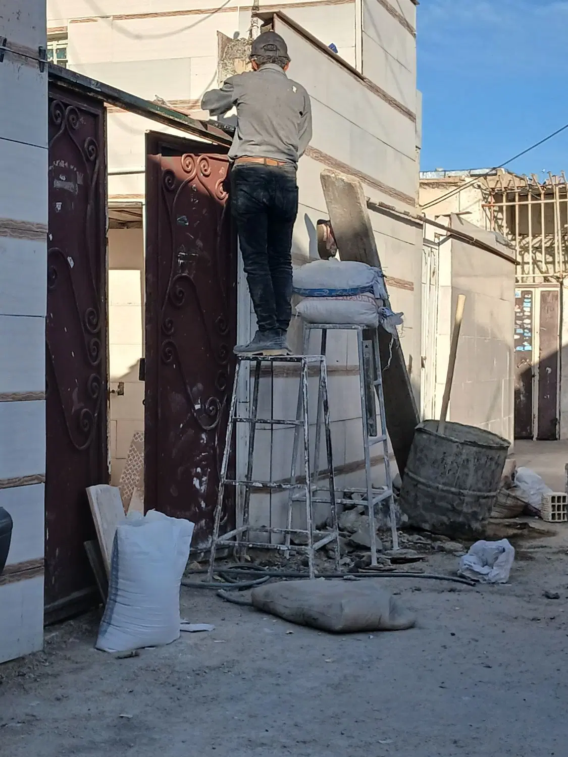 منزل درب حیاط زمین ملکی درب بزرگ سه لنگه