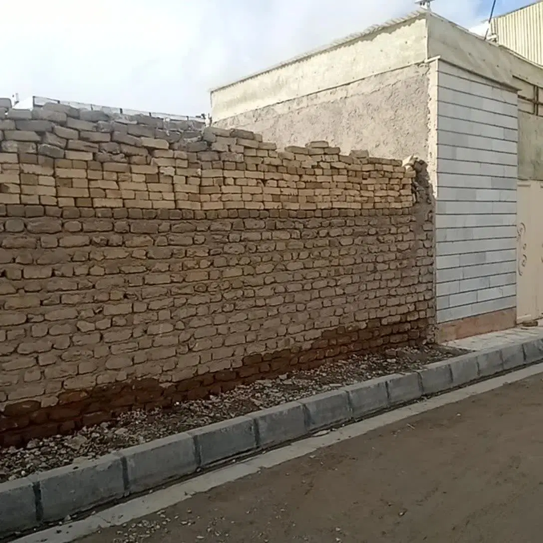 زمین چهاردیواری ۱۰۴ متری