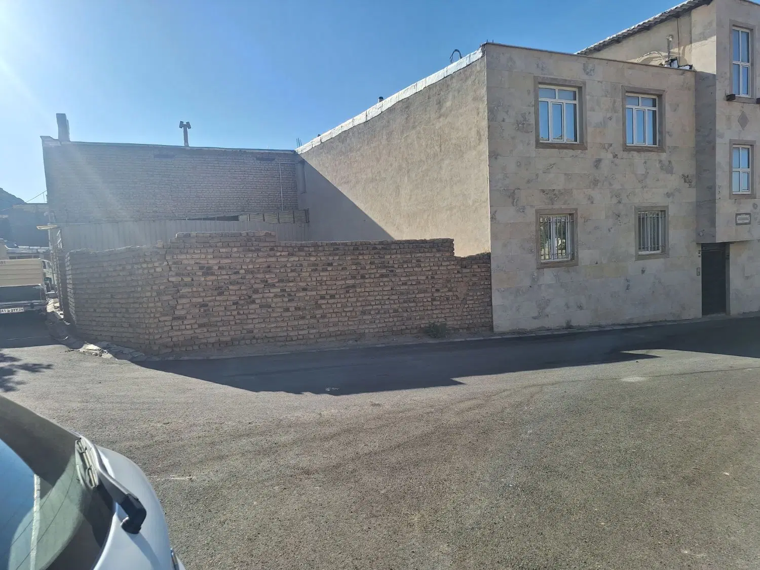 زمین پایین کوه