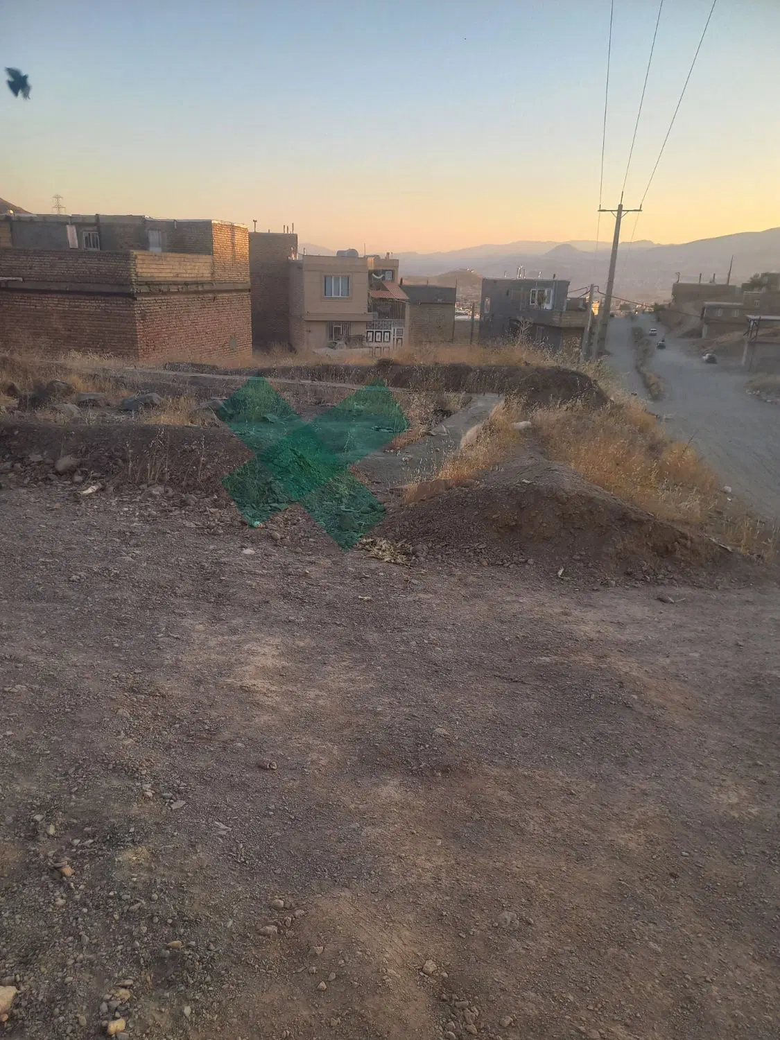 زمین در نایسر بر خ گاز