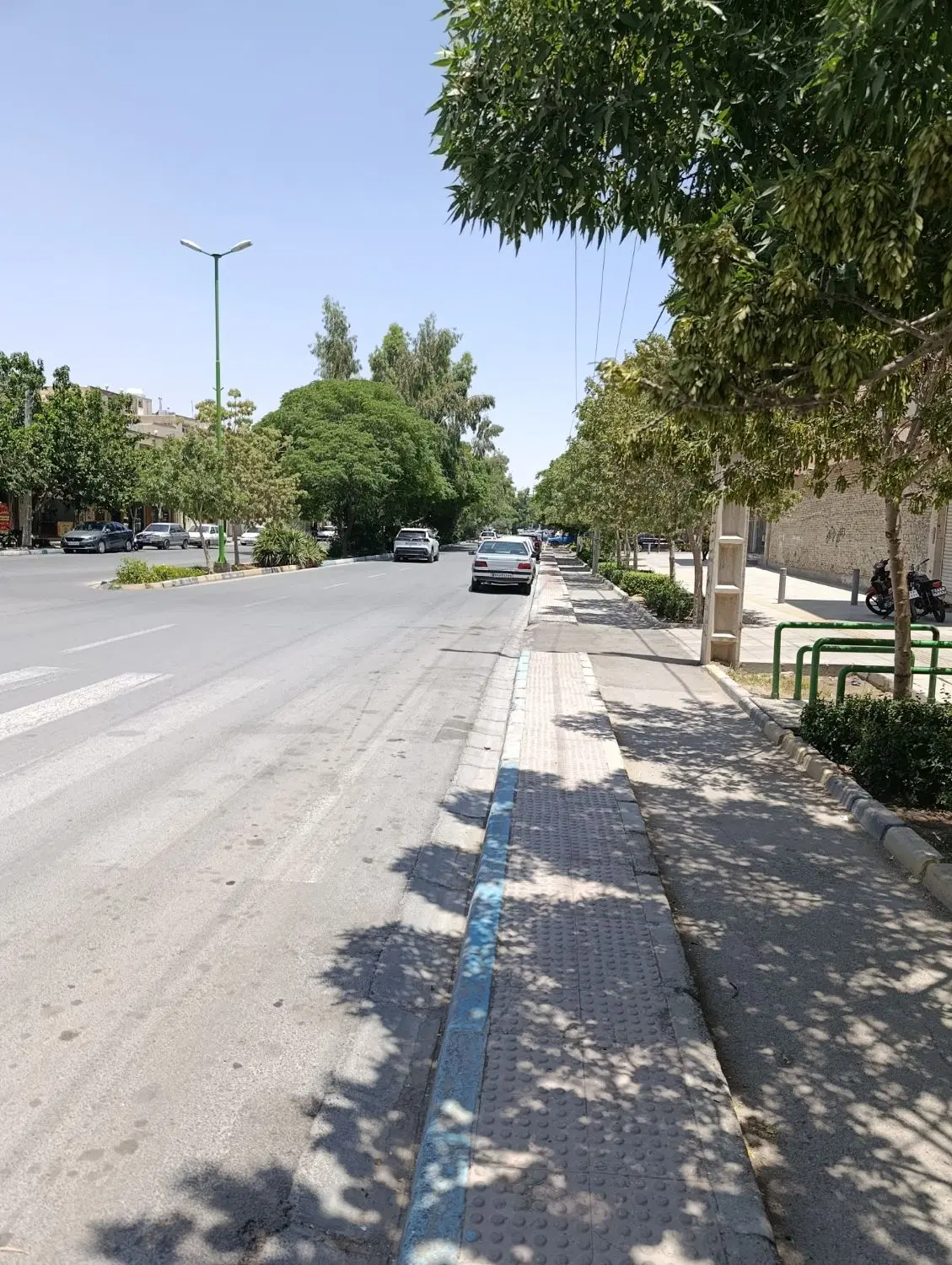 خانه طبقه اول دو خوابه بر اصلی خیابان