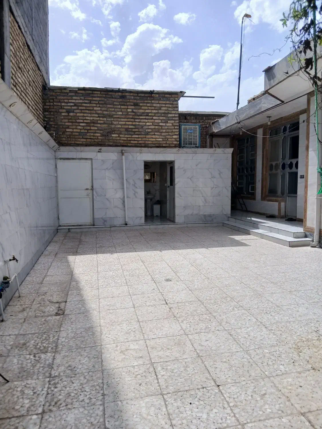 فروش خانه با سند تجاری مسکونی 296 متر بر خیابان