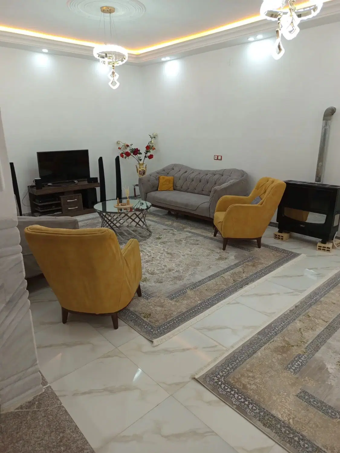 همخونه موجه خانم. بی حاشیه، و شاغل