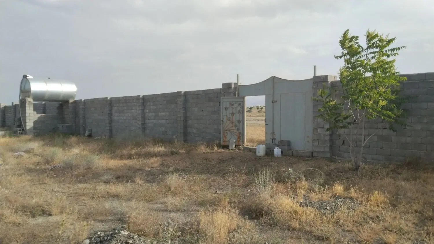 ۲۰۰۰ متر زمین دور دیوار  در کاهو