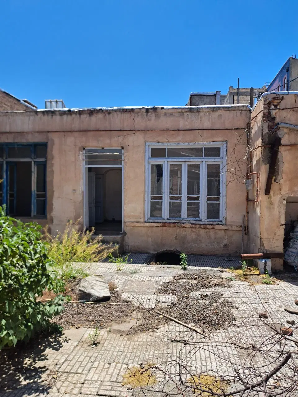 حیاط وخانه مسکونی