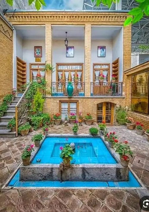 ملک فروشی