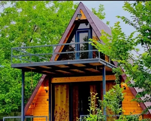 ویلای چوبی سوئیسی با سقف شیشه ای