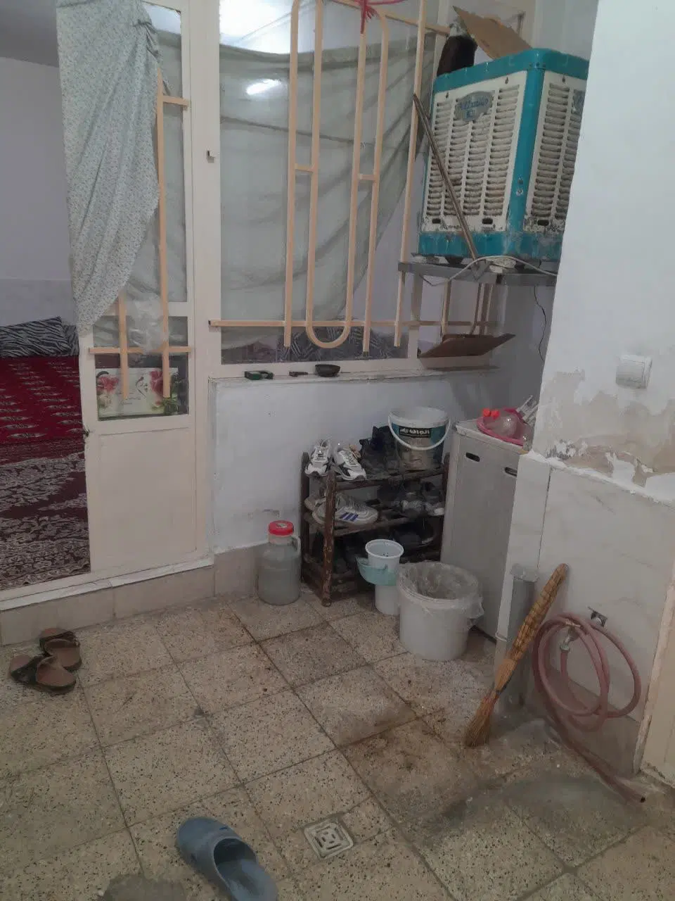 طبقه اول دارای صحن حیاط کوچیک