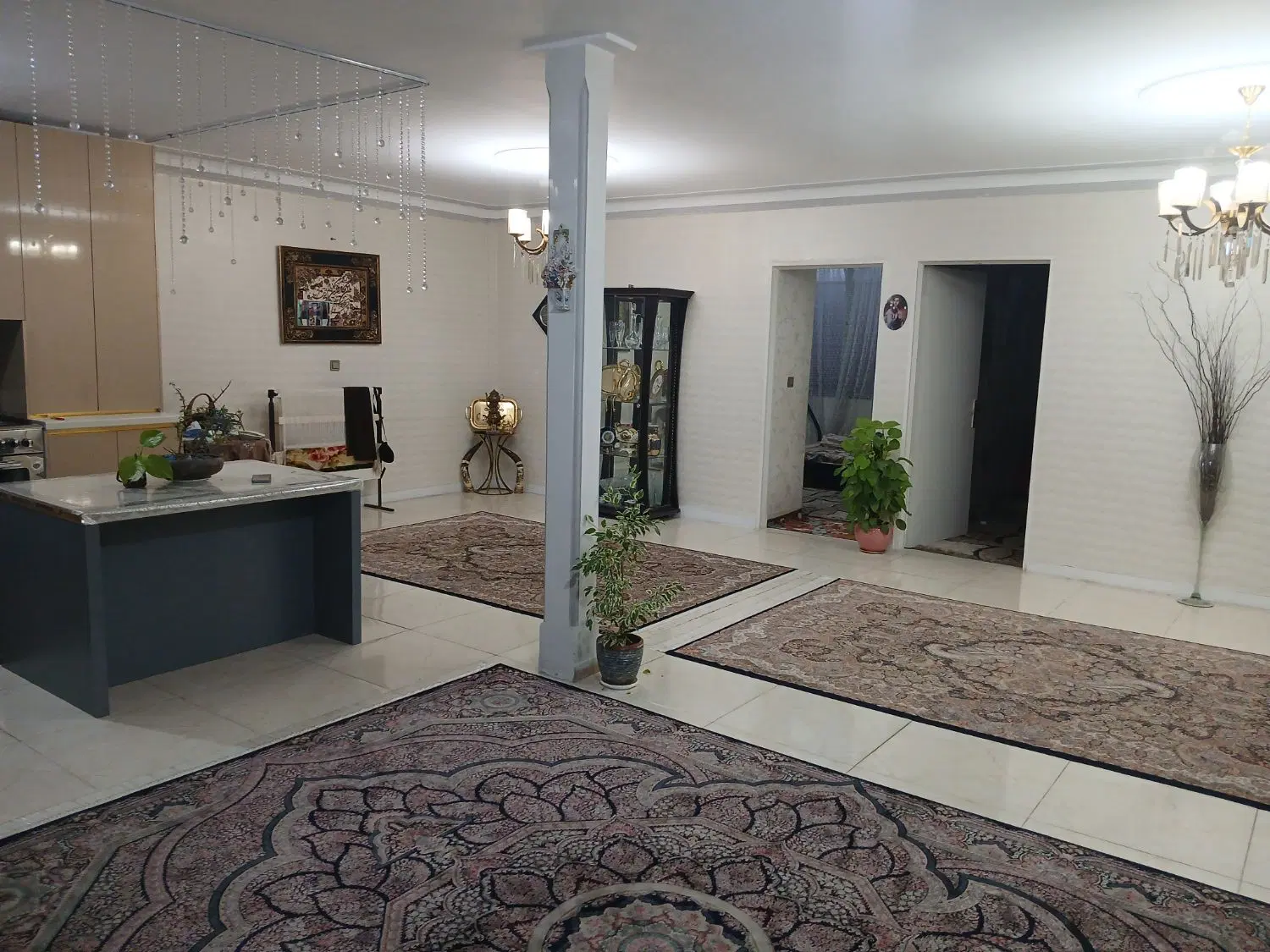 خانه تک واحدی غرق نور