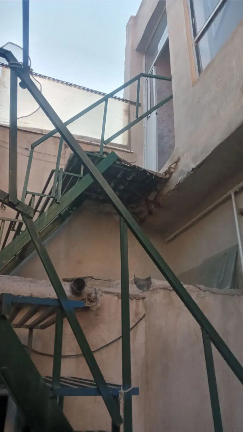 حیاط دربستی ۴۰متری دوطبقه