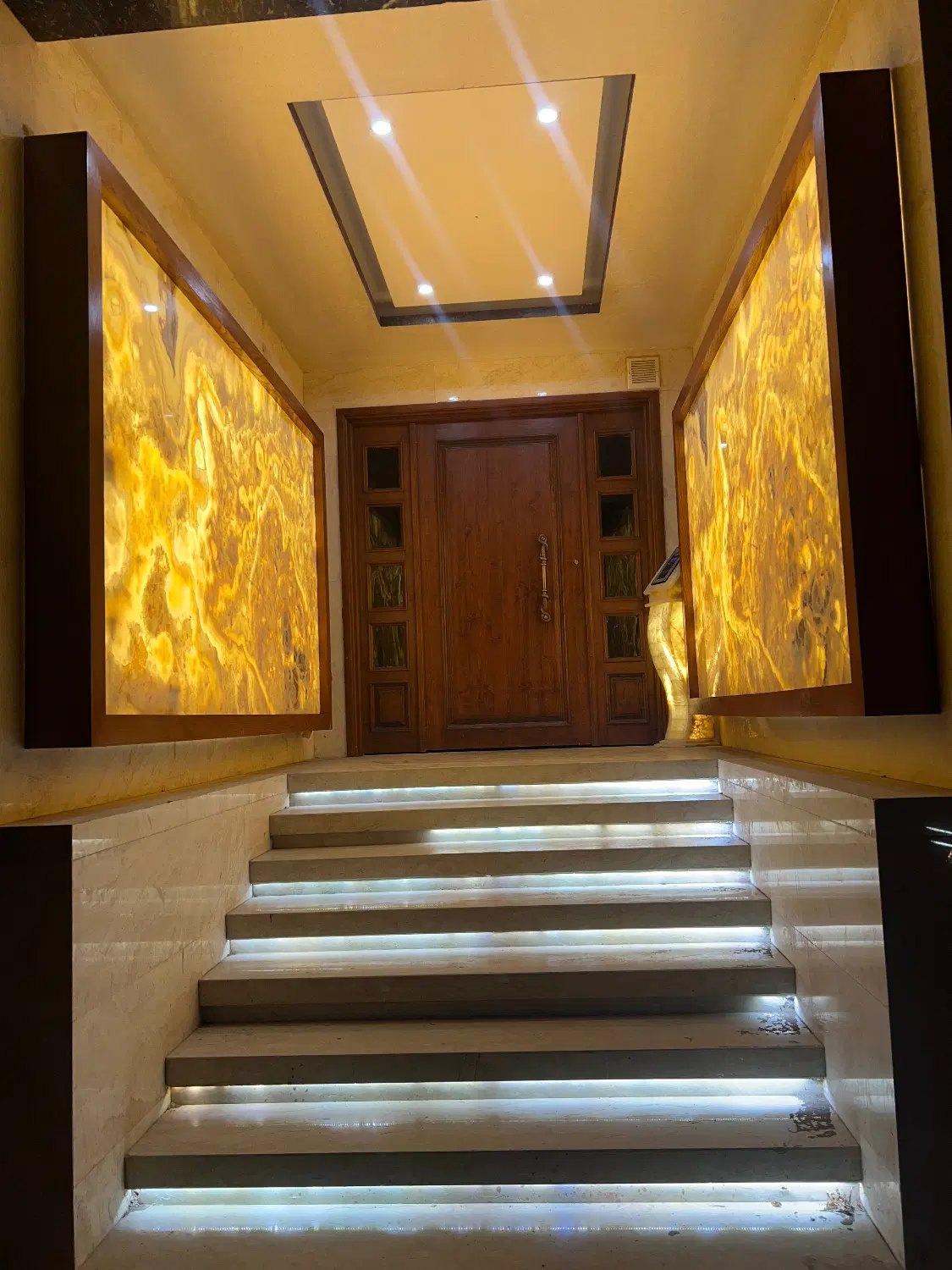آپارتمان _ تاپ لوکیشن فردوسی شاهین شهر