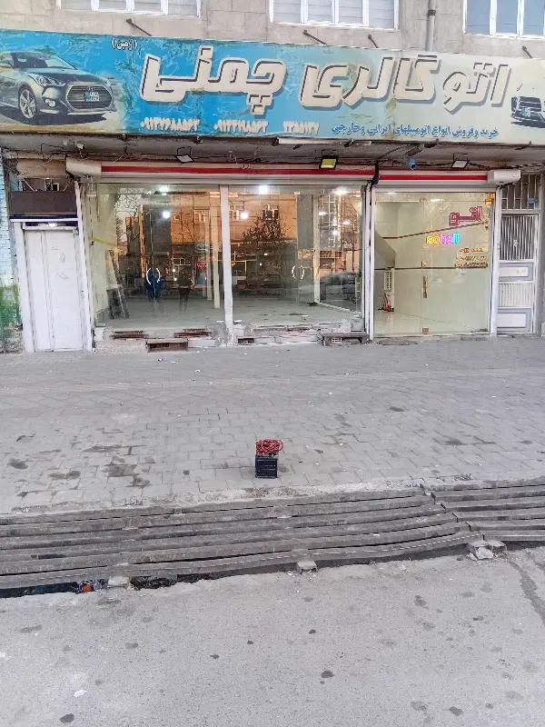 یک باب نمایشگاه متراژ ۱۶۰ در انقلاب ۴۲متری