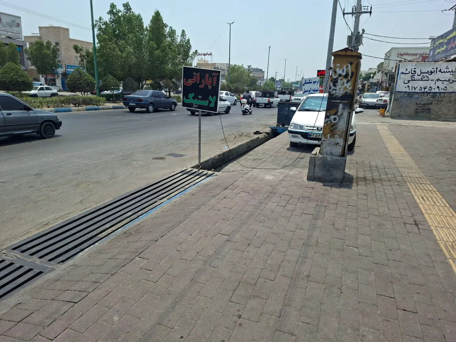 فروشی بر خیابان اصلی پلاک‌ یک