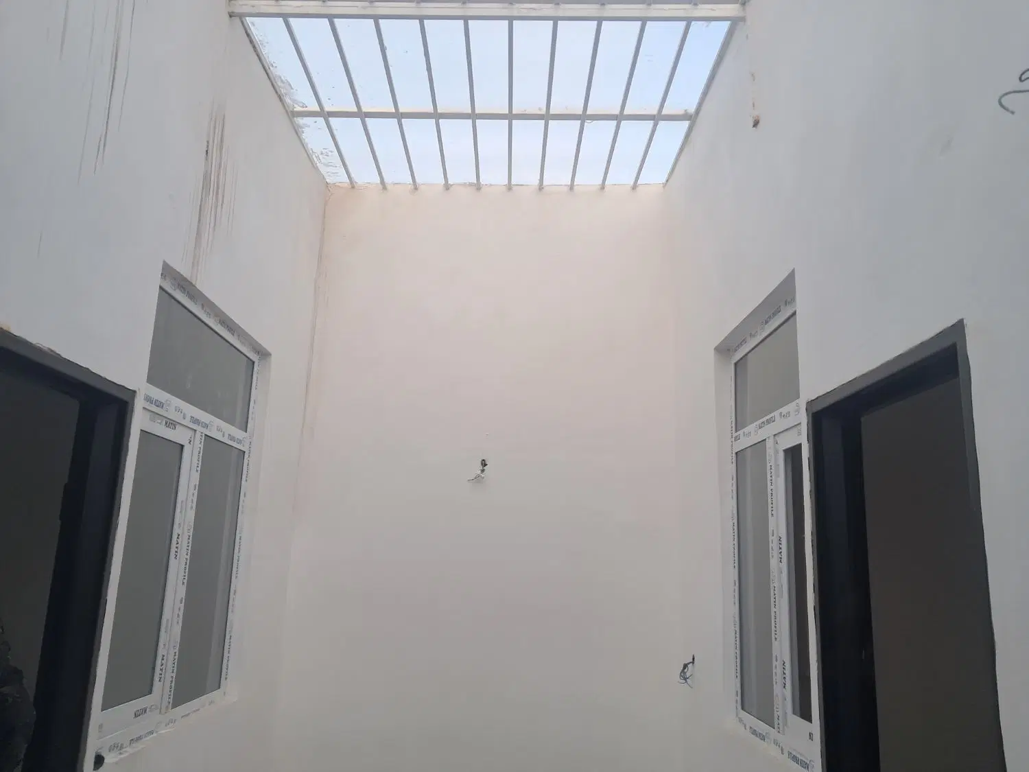 مغازه ۵۰متری حاشیه بهشتی ۱۶ سردونبش کف ودیوارسنگ