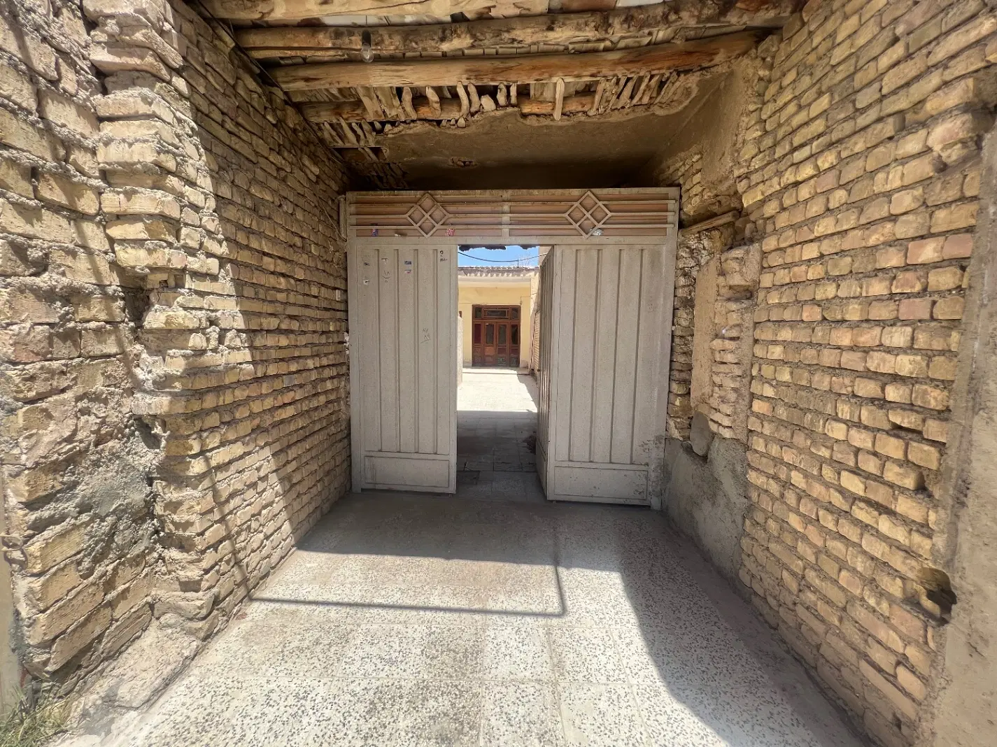 خانه کلنگی در ابتدای اتشگاه