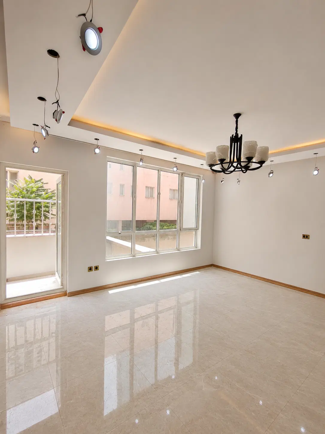 ۷۷متری تاپ لوکیشن غرق نور پارکینگ اختصاصی،دیپلمات