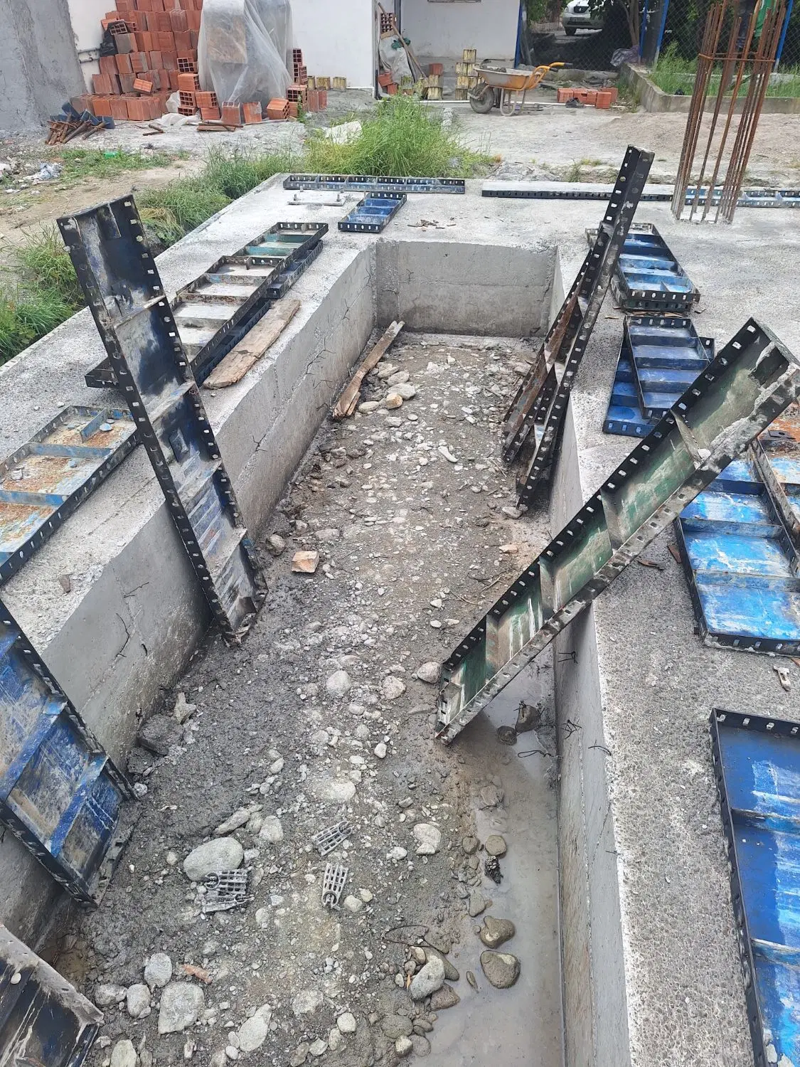 تهاتر در حال ساخت با آپارتمان قابل سکونت