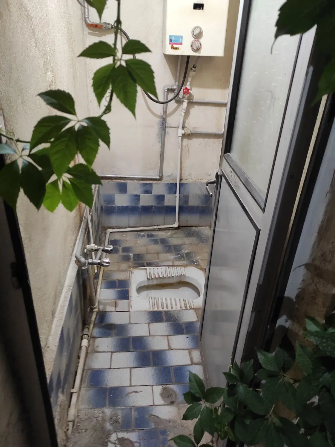 حیاط دو طبقه