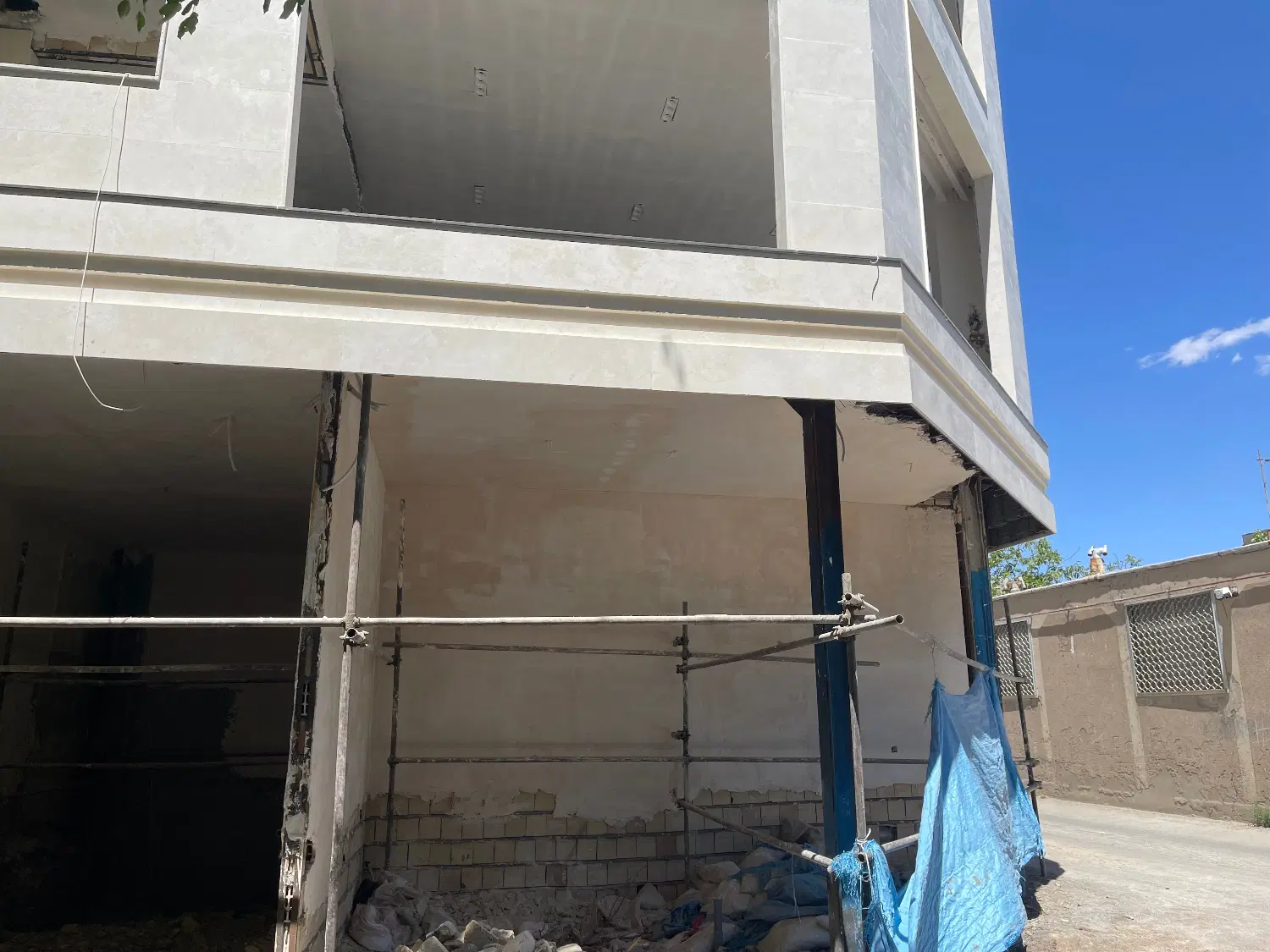 فروش تجاری حاشیه خیابان  ۲۴ متری