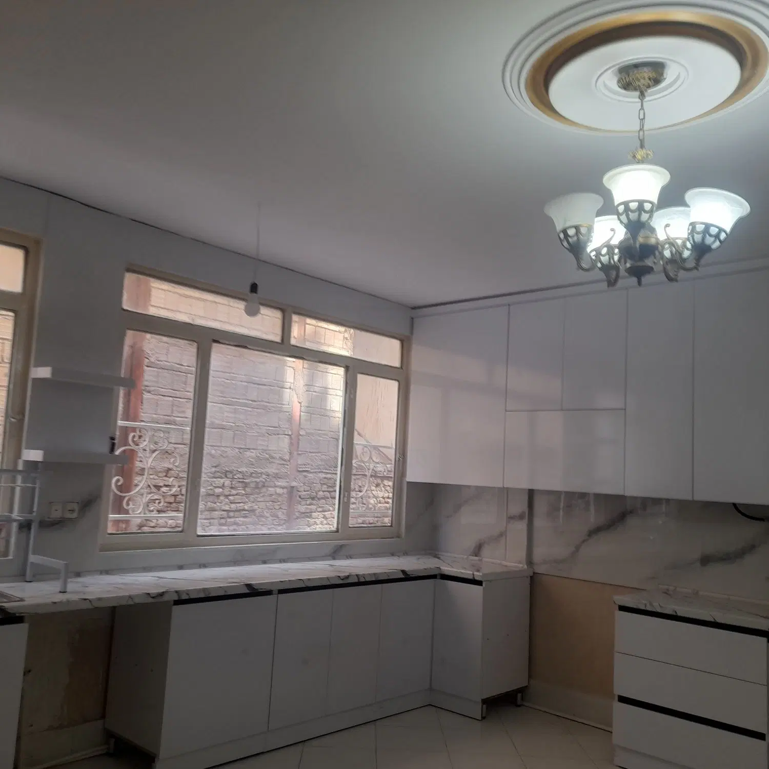 آپارتمان ۹۰ متری دو خوابه در سرافرازان