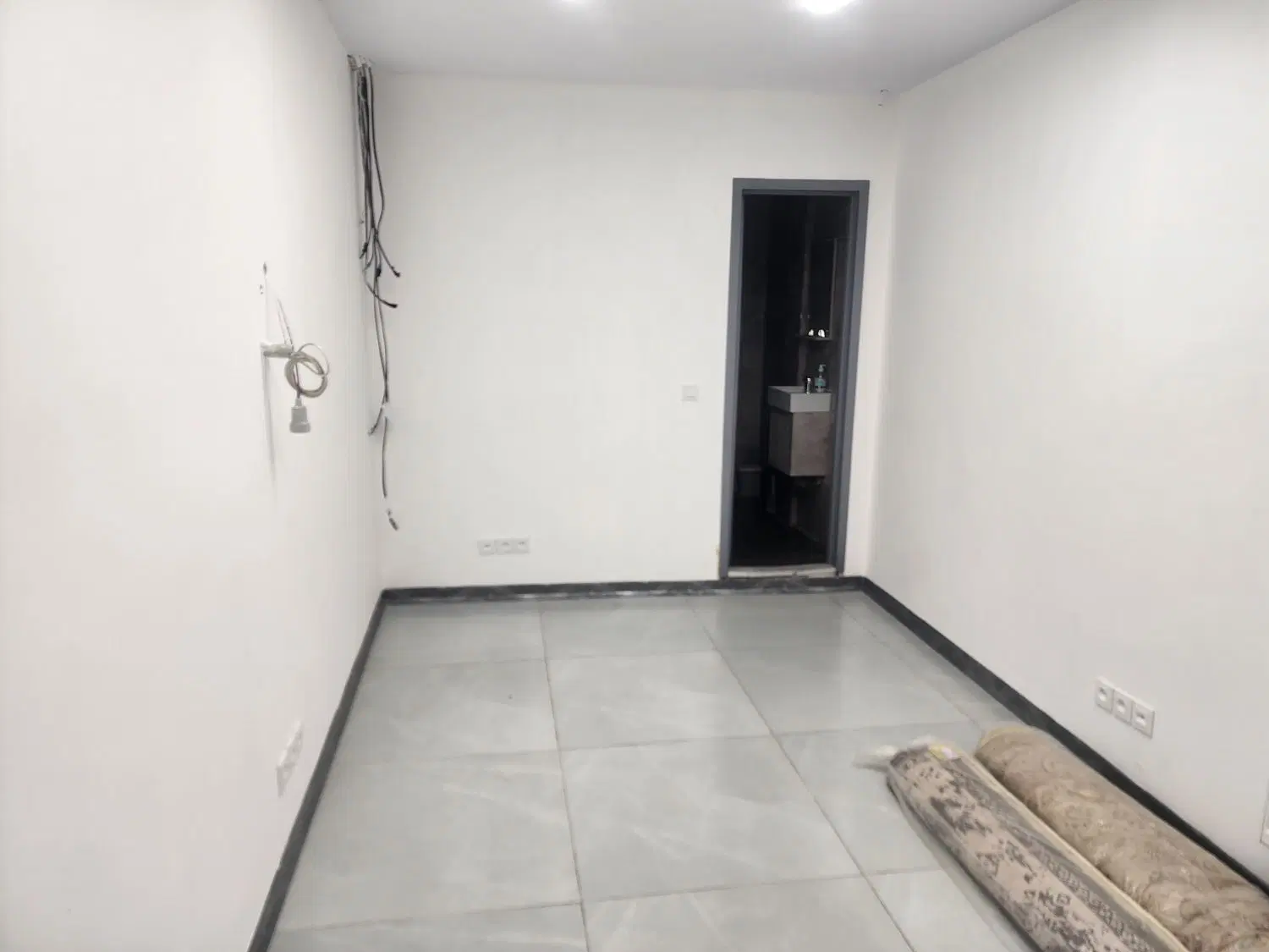 واحد ۱۳۰ متری موقعیت اداری رهن