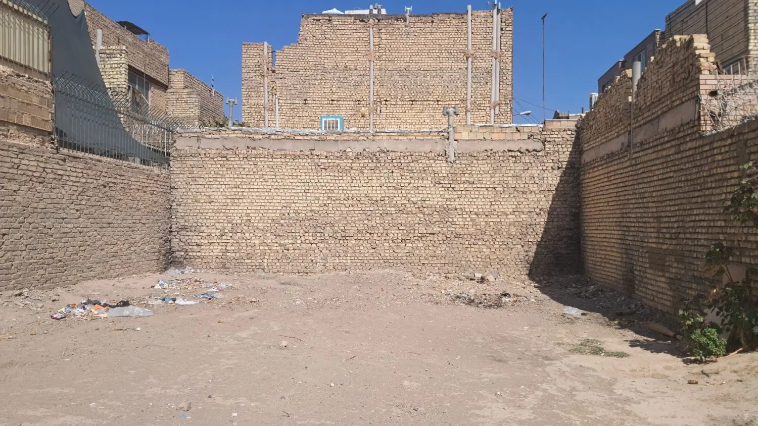 زمین فروشی