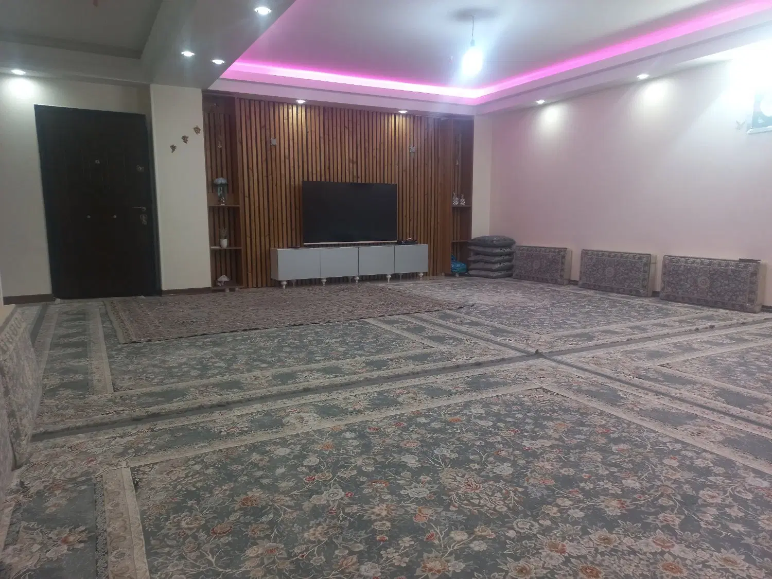 واحد۱۵۰ متری ۳ خواب  فروش زیر قیمت منطقه