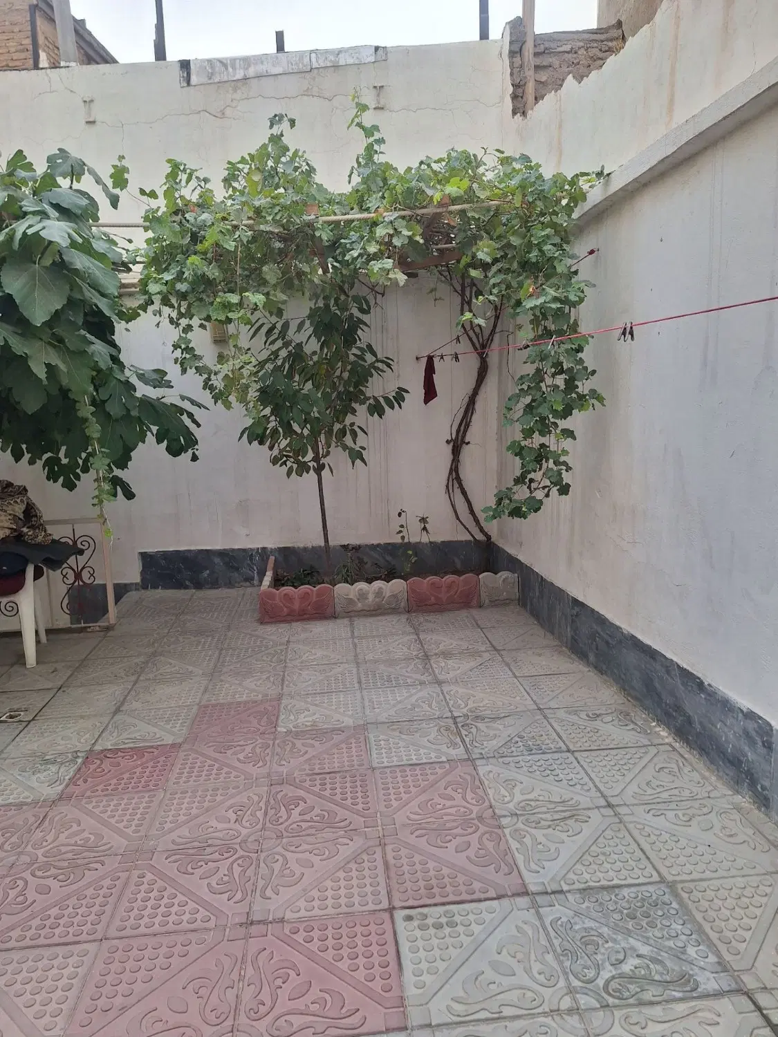 حیاط دو طبقه در خیابان اخونی