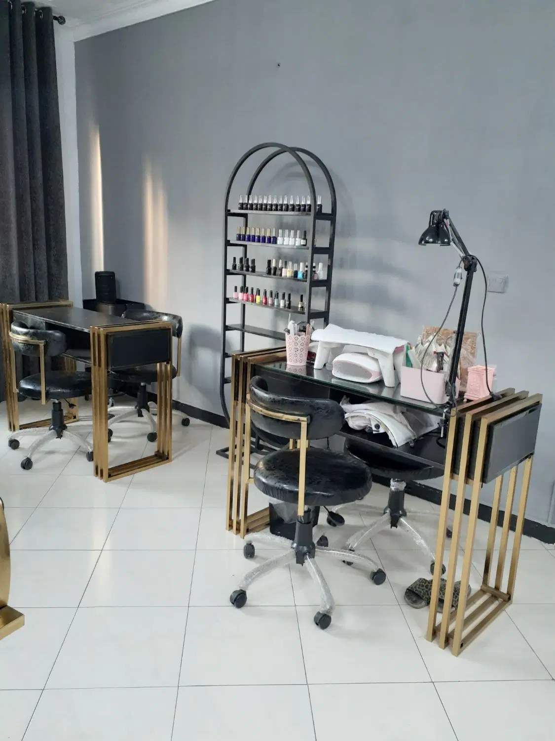 اجاره میزناخن وتخت مژه درسعادت اباد۳۵۰۰