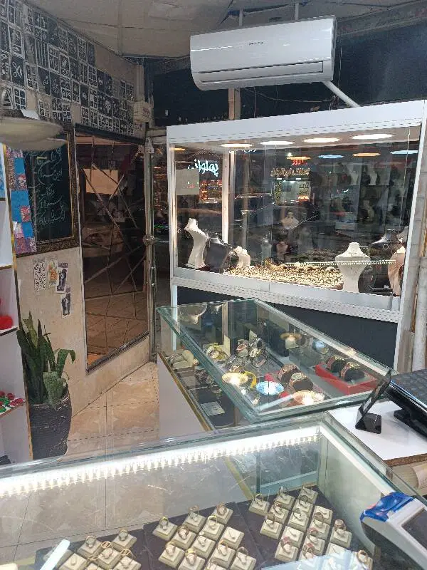 واگذاری مغازه با دکور(قیمت استثنایی)