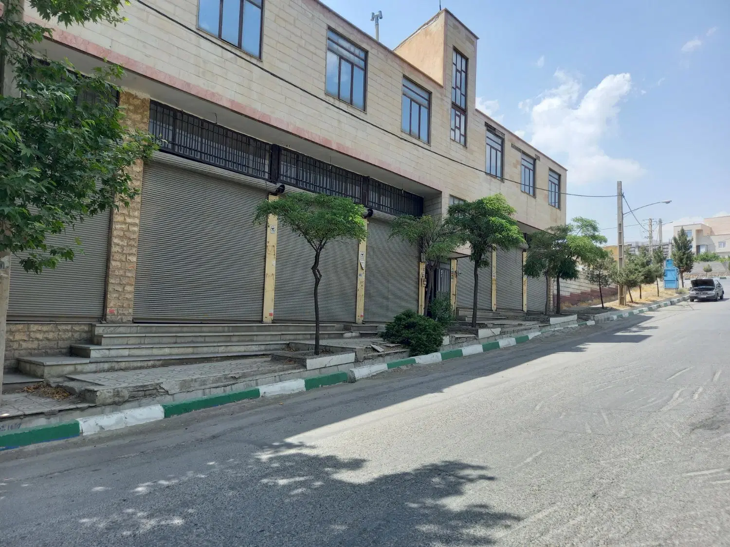 ملک تجاری و مسکونی