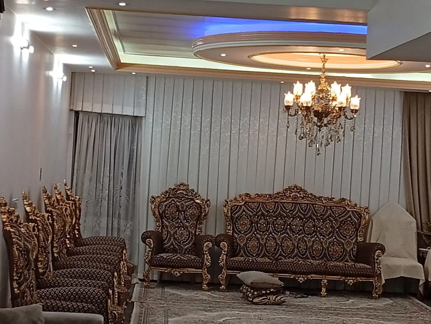 خانه ای ویلایی۲طبقه ونیم واقع در خیابان بعثت