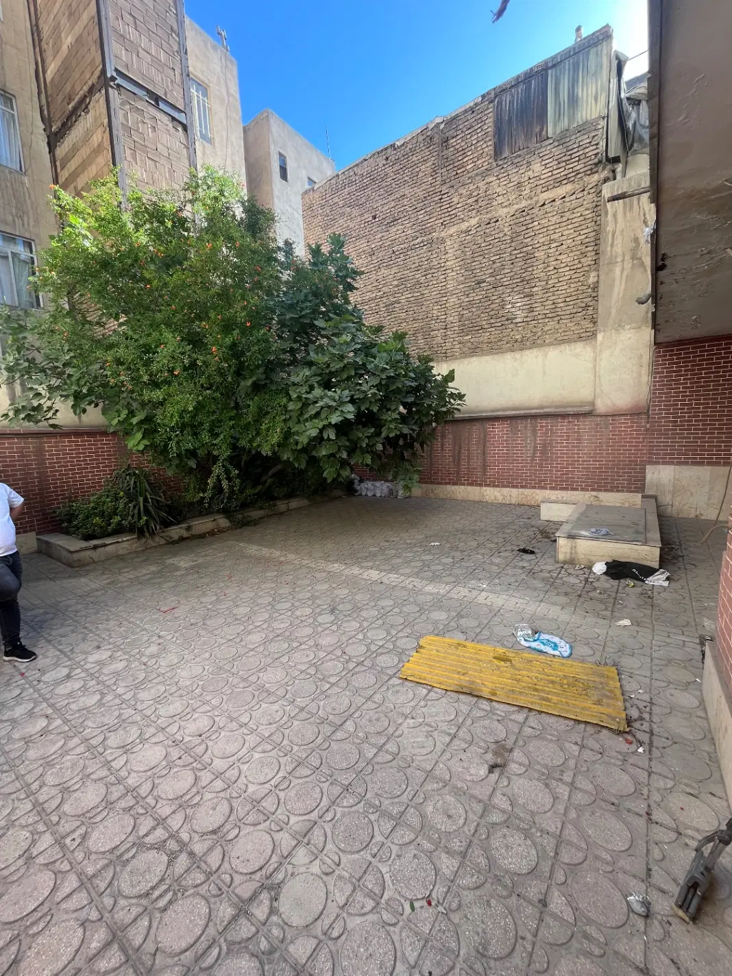 ۸۰ متر همکف و ۱۰۰ متر حیاط مستقل بر سی متری جی