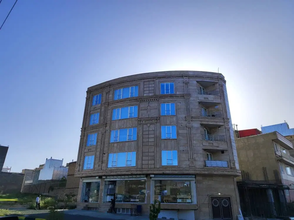 اجاره ی یک دهنه مغازه با زیرزمینی روی ساحلی