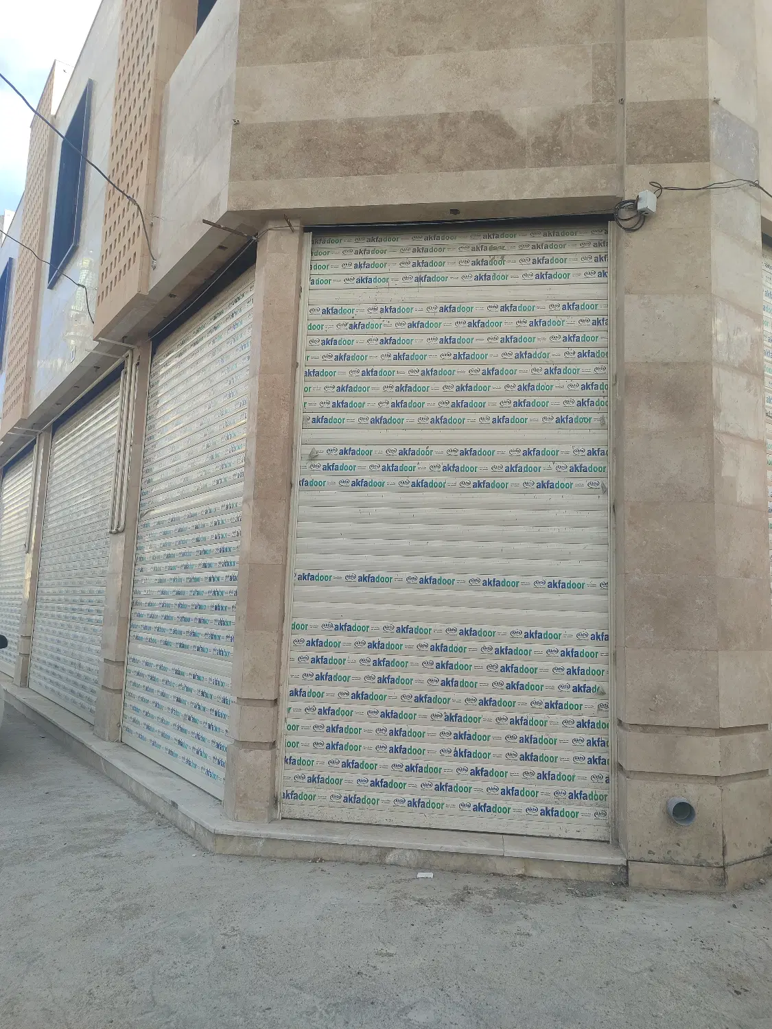 رهن و اجاره سه واحد مغازه در خیابان آیت اله کاشانی