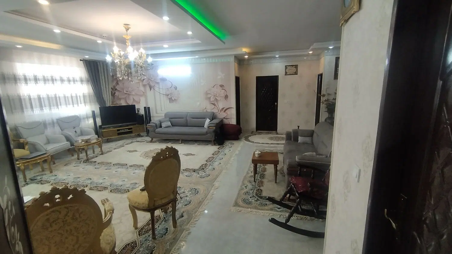 ۱۳۰ متر_الهیه_نبش میدان صادقیه_تخلیه