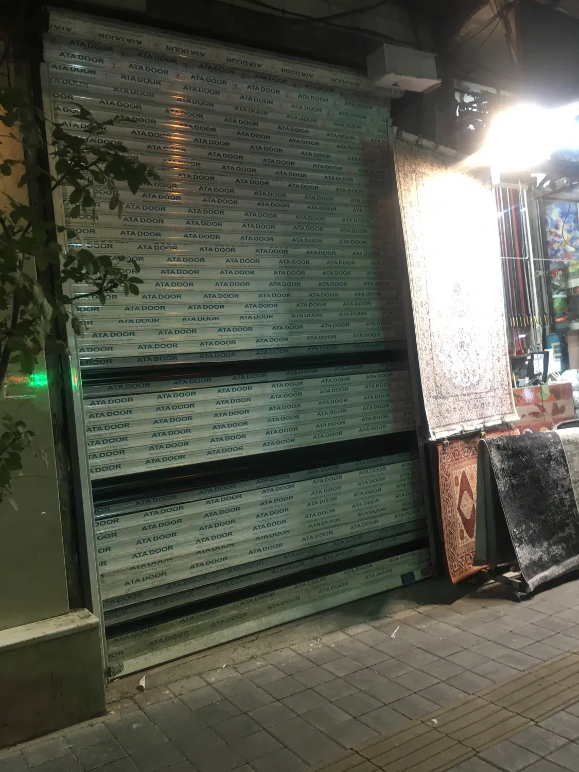 مغازه سر قفلی بر اصلی خیابان خاور