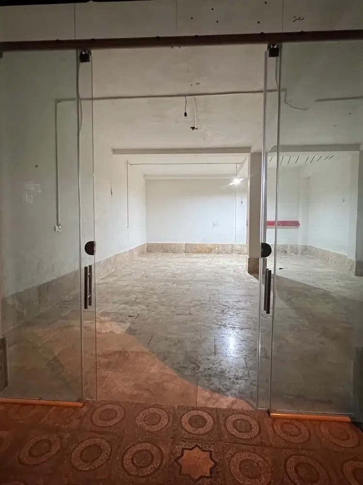 مغازه ی ۹۰ متری  دربست