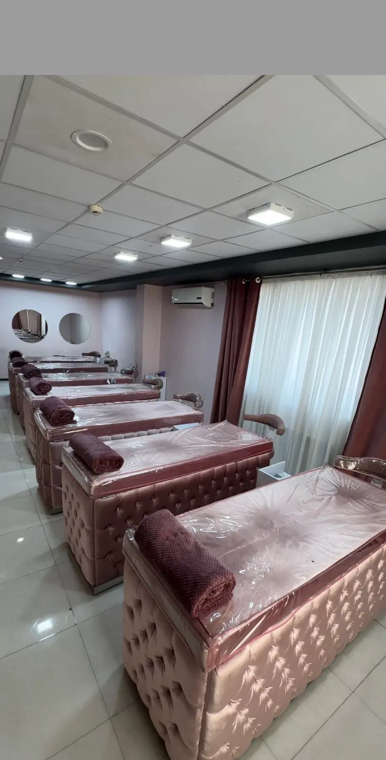 ناخن کار و مژه کار
