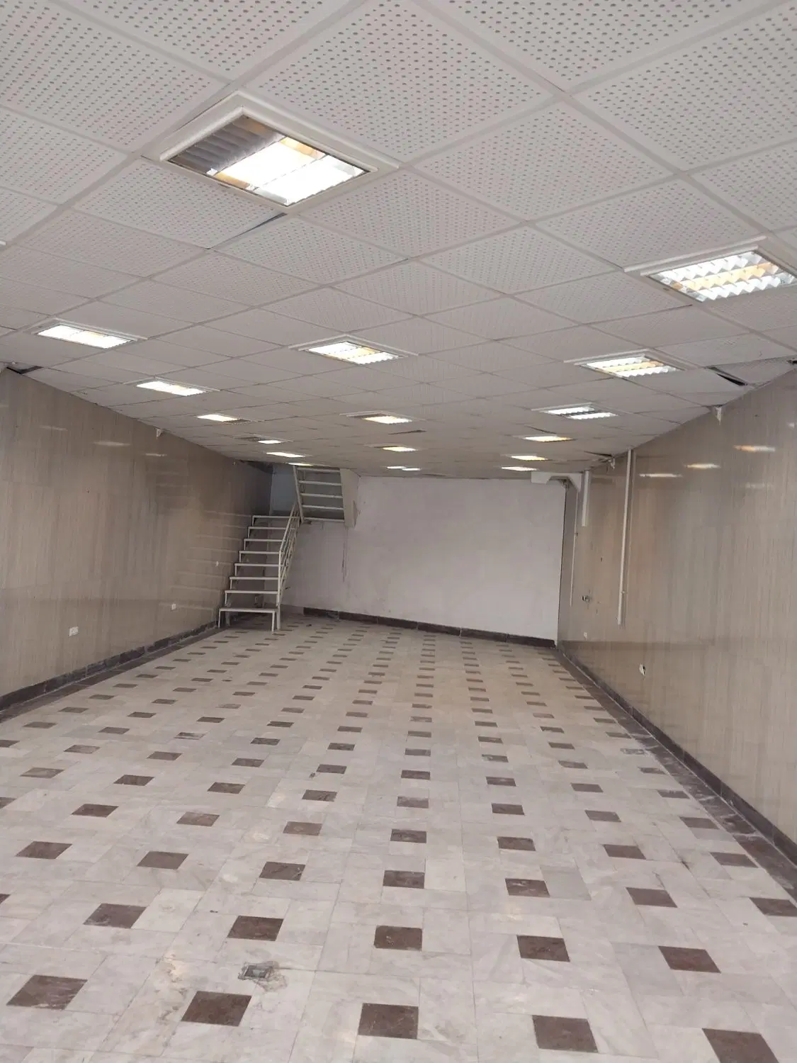 مغازه ۶۰متری و طبقه بالا بر خیابان جهرم پایین