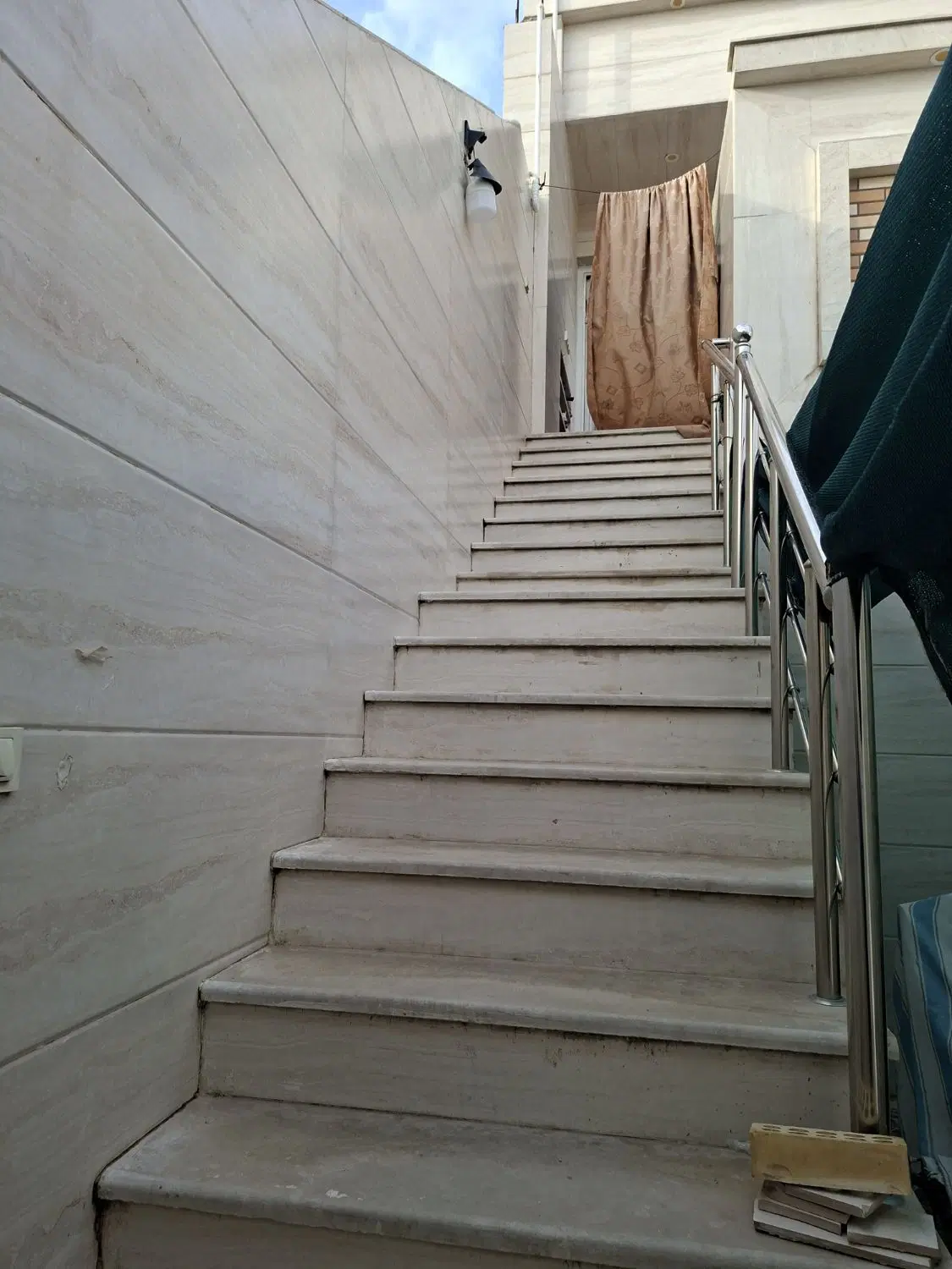 فروش طبقه بالا.پارک ماشین