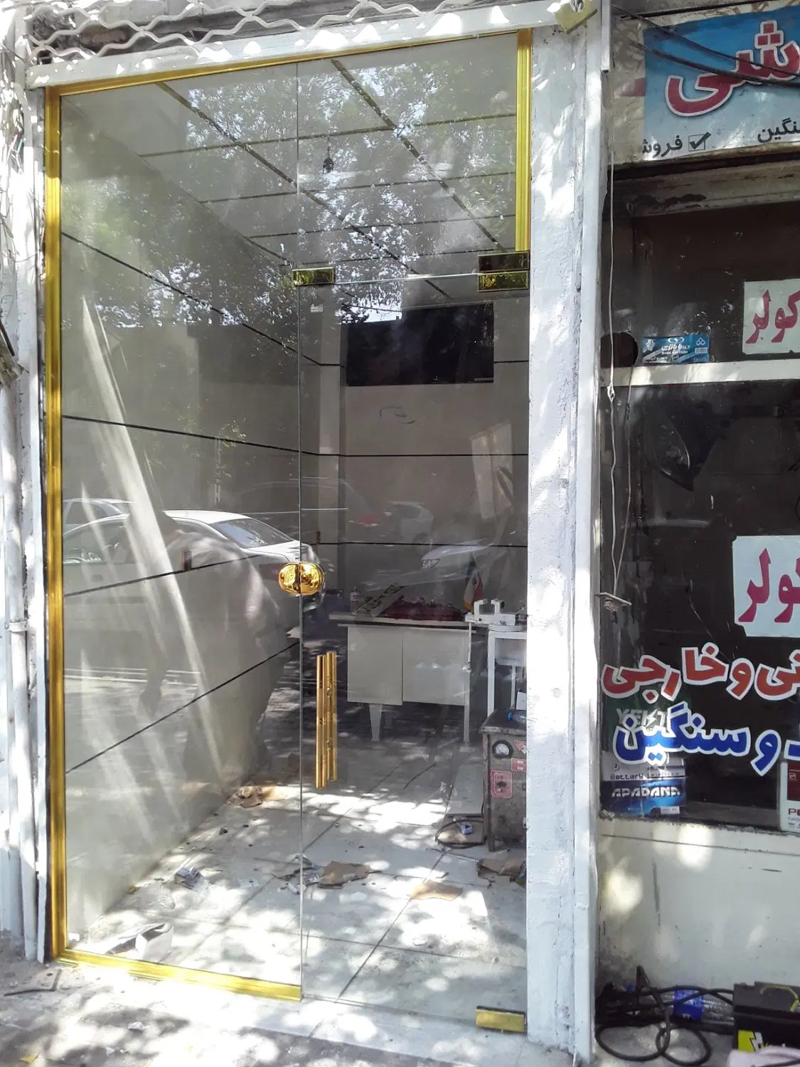 مغازه در بر خیابان منجم به رهن و اجاره داده میشود