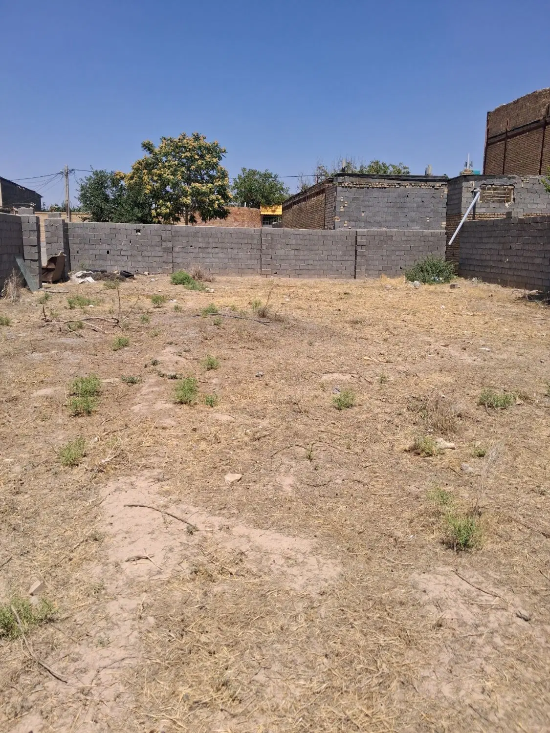 زمین ۴۰۰ متری دور دیوار سند دار