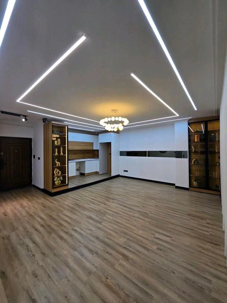 ۷۹ متر خوش‌نقشه *سالن پرده‌خور سرتاسری، شیک و مدرن