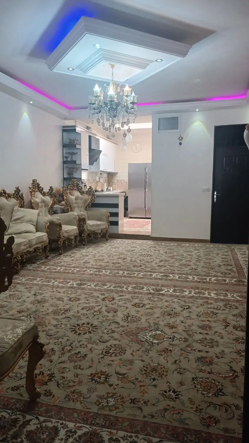 خانه و مغازه تجاری بر خیابان