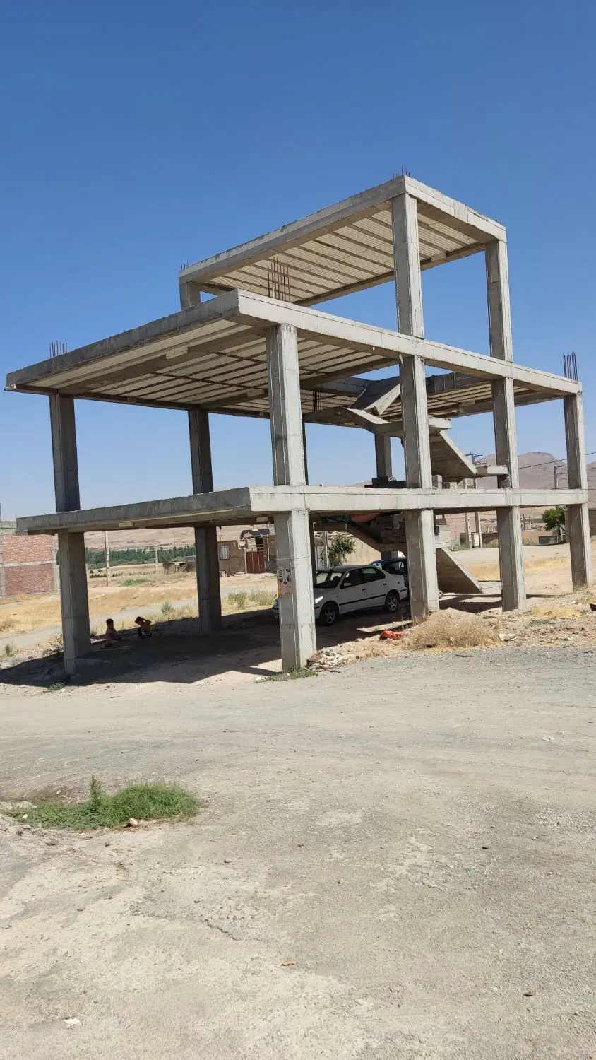 دوطبقه بتونی نیم کاره