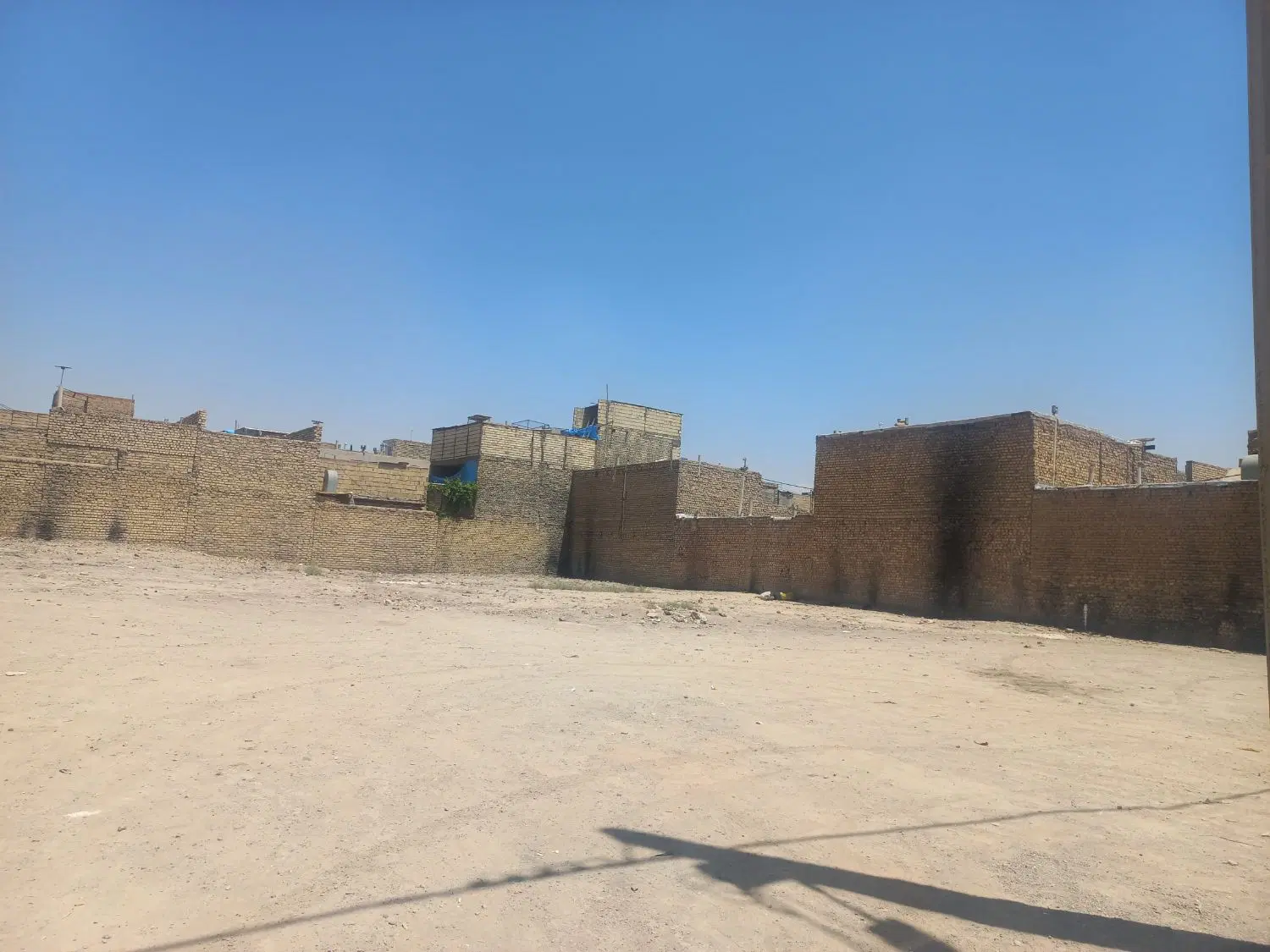 ۲۰۰متر زمین باکاربری مسکونی یا سوله وانبار
