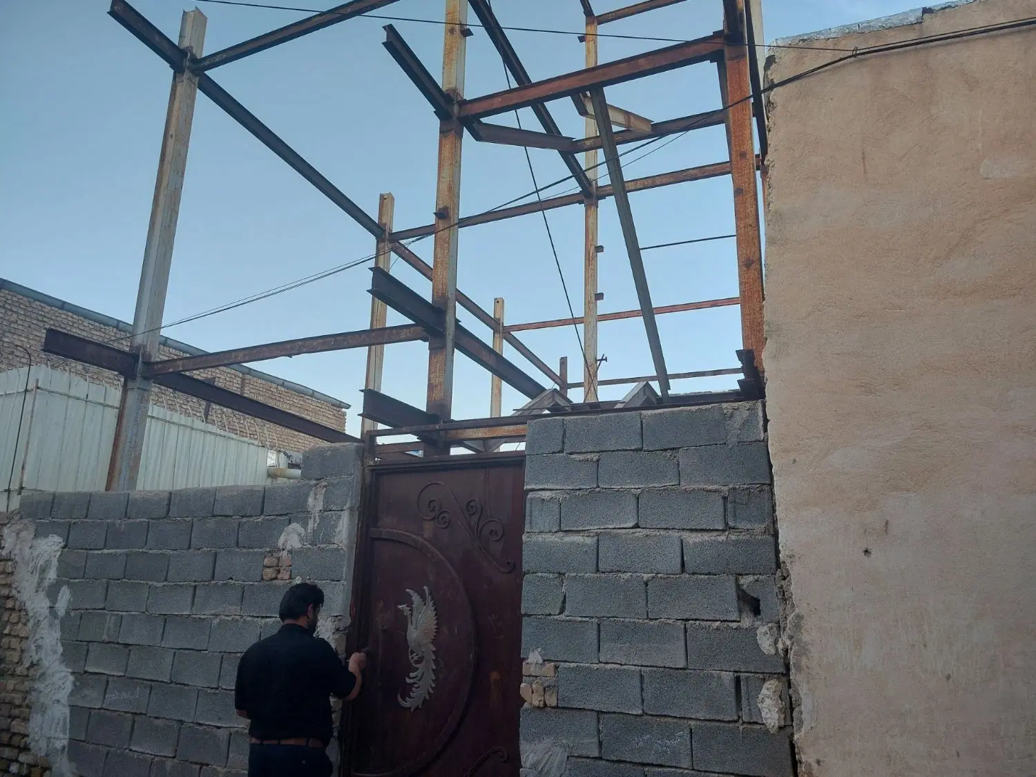 زمین نیمه ساخت ۹۰ متری
