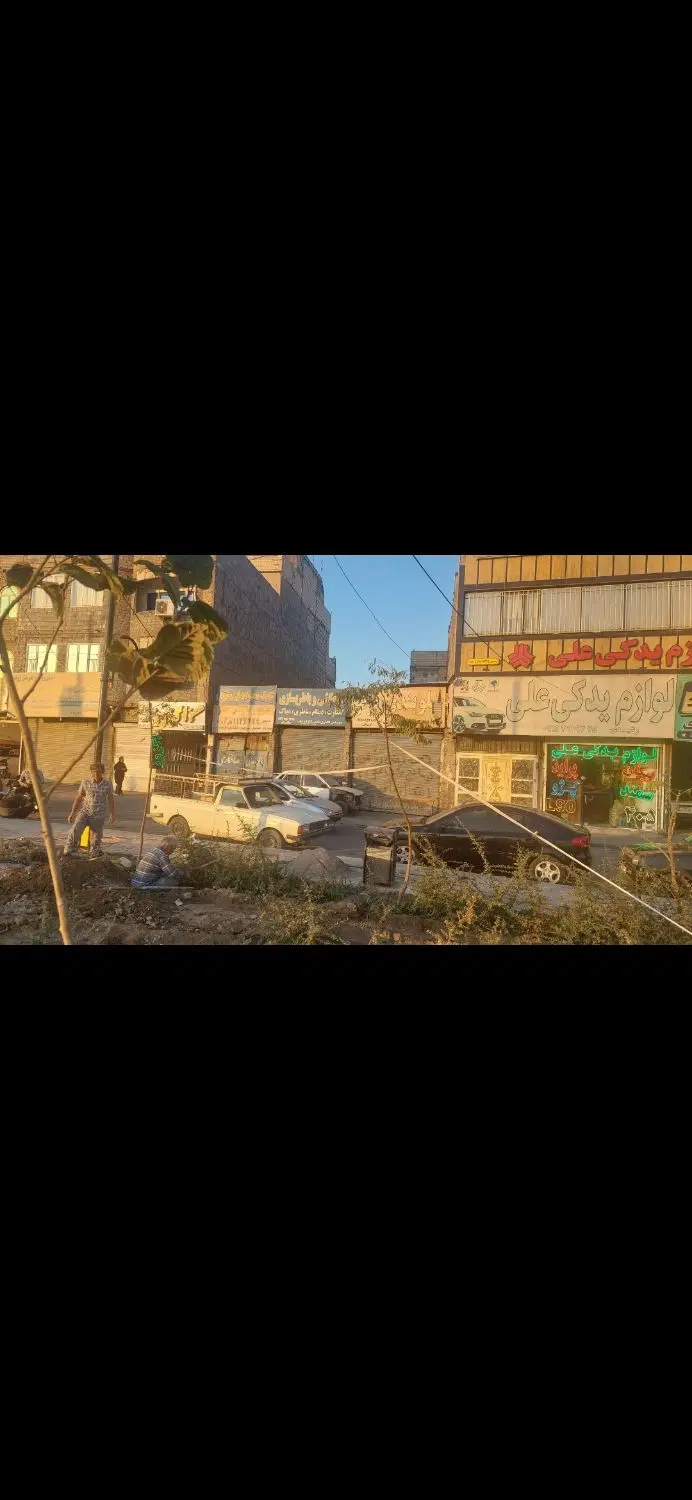 دوتا مغازه و یک گاراژ  ۱۶۰متر زمین به فروش میرسد