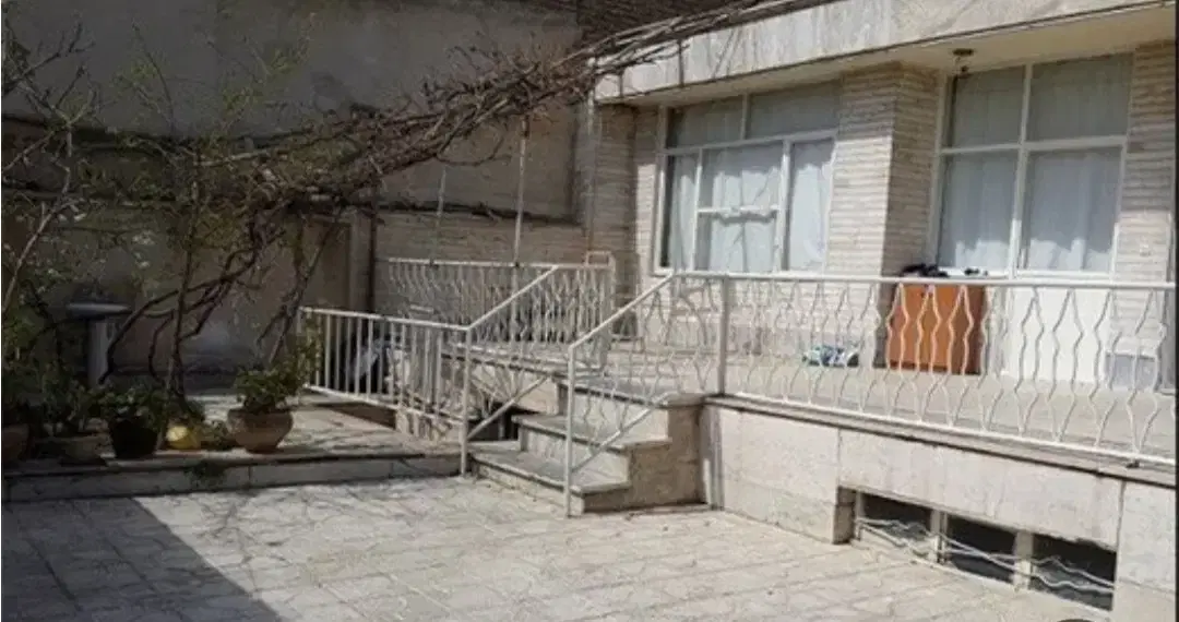کلنگی بر خیابان اصلی همراه تجاری سندی